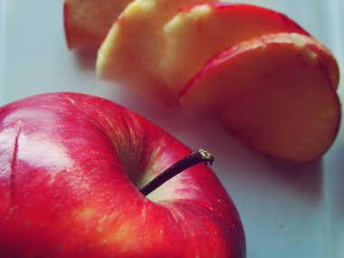 Kırmızı elma önerilen sağlıklı gıda                                  