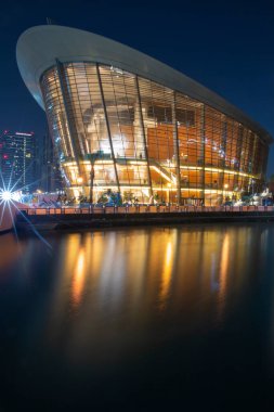 Şehir merkezindeki Dubai opera binası.