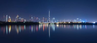 Dubai Skyline ve onun yansıması