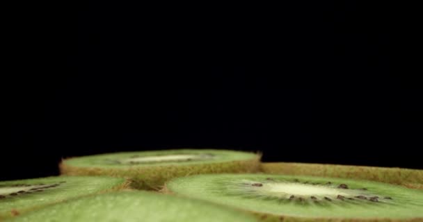 绿鲜猕猴桃切割成半超大特大小枝飞过4K高品质芽 — 图库视频影像
