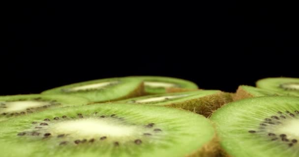 Soczyste świeże owoce kiwi pokrojone w pół super makro wysokiej jakości zbliżenie pędu — Wideo stockowe