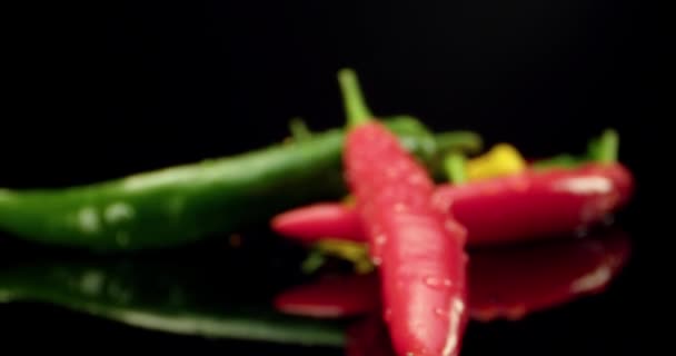 Poivre épicé rouge jaune vert frais chili paprika nourriture 4k hq super macro gros plan — Video