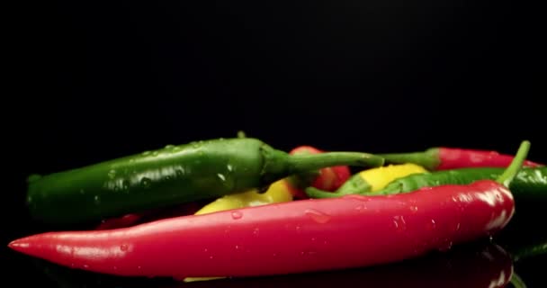 スパイシーな唐辛子赤黄色緑新鮮な唐辛子パプリカ食品4k本部スーパーマクロクローズアップ — ストック動画
