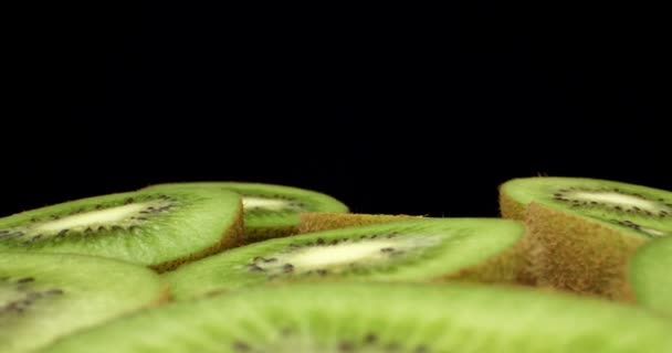 Jugosa fruta kiwi fresca cortada en medio super macro brote de primer plano de alta calidad — Vídeo de stock