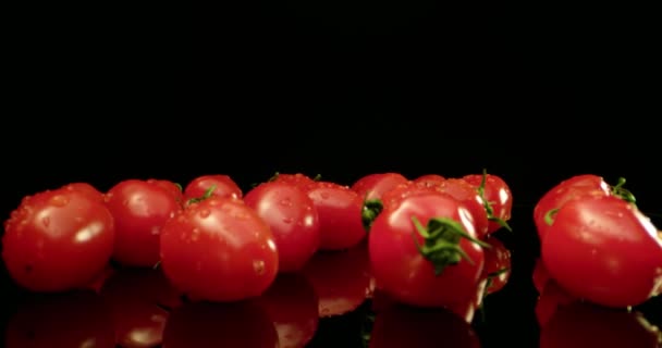 Fresco rojo cóctel tomates HQ super macro primer plano con fondo oscuro única de alta resolución 4k disparar Volar sobre — Vídeos de Stock