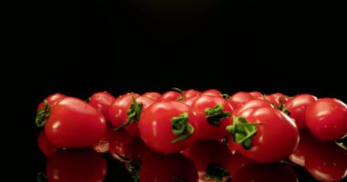 Taze kırmızı domates, merkez süper makro yakın plan, koyu arka plan, benzersiz yüksek çözünürlüklü 4k çekim.