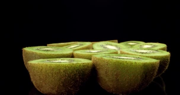 Sappige verse kiwi fruit gesneden in de helft super macro van hoge kwaliteit close-up shoot — Stockvideo