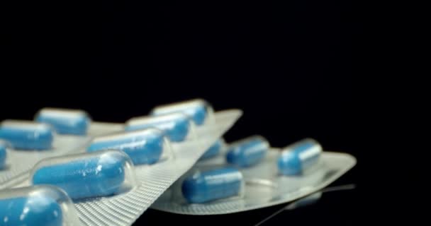 Kék egészséges étrend kiegészítő gyógyszer tabletták — Stock videók