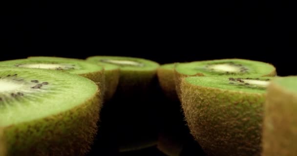 Jugosa fruta kiwi fresca cortada en medio super macro brote de primer plano de alta calidad — Vídeos de Stock