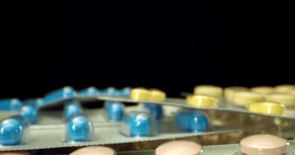 Blauw geel roze helder gezond dieet aan te vullen medicijnen pillen — Stockvideo