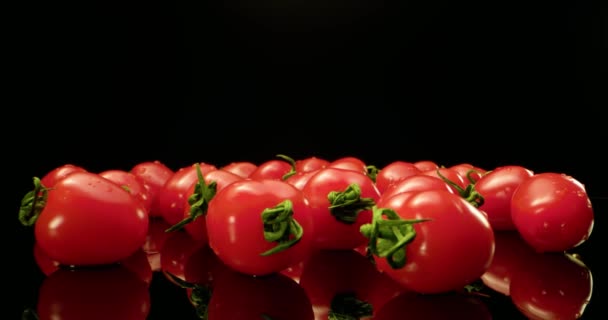Fresco rojo cóctel tomates HQ super macro primer plano con fondo oscuro única de alta resolución 4k disparar Volar sobre — Vídeos de Stock