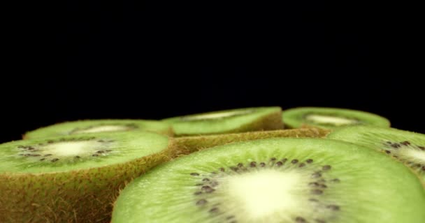 Saftig färsk kiwi frukt skuren i halv super makro hög kvalitet närbild skjuta — Stockvideo