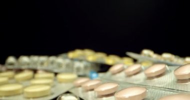 Mavi, sarı, pembemsi, sağlıklı beslenme ilacı hapları. 