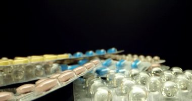 Mavi, sarı, pembemsi, sağlıklı beslenme ilacı hapları. 