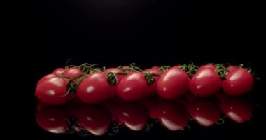 Taze kırmızı domates, merkez süper makro yakın plan, koyu arka plan, benzersiz yüksek çözünürlüklü 4k çekim.