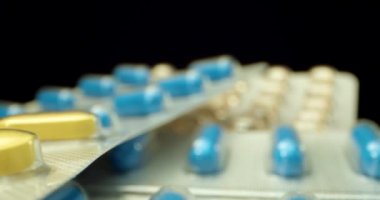 Mavi, sarı, pembemsi, sağlıklı beslenme ilacı hapları. 