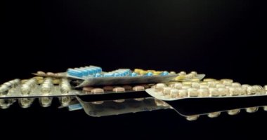 Mavi, sarı, pembemsi, sağlıklı beslenme ilacı hapları. 