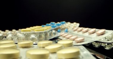 Mavi, sarı, pembemsi, sağlıklı beslenme ilacı hapları. 