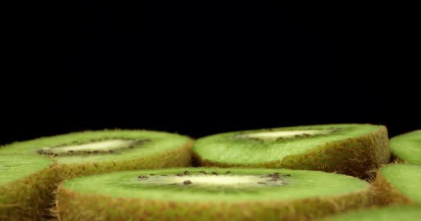 Saftige frische Kiwi-Früchte in der Hälfte geschnitten Super Makro hochwertige Nahaufnahme Trieb — Stockvideo