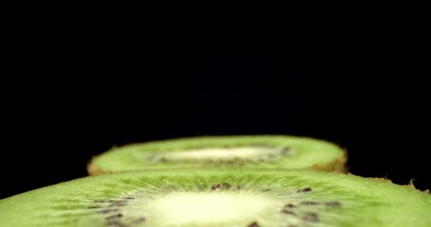 Suculento kiwi fresco corte na metade super macro de alta qualidade close-up atirar — Vídeo de Stock