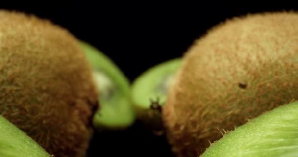 Jugosa fruta kiwi fresca cortada en medio super macro brote de primer plano de alta calidad — Vídeos de Stock