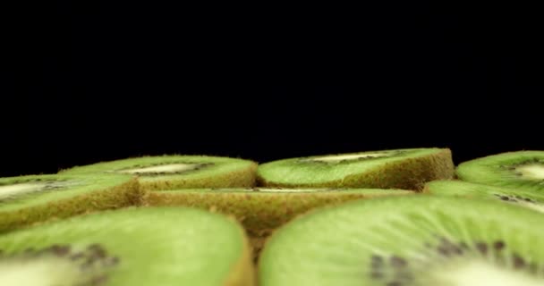 Jugosa fruta kiwi fresca cortada en medio super macro brote de primer plano de alta calidad — Vídeos de Stock