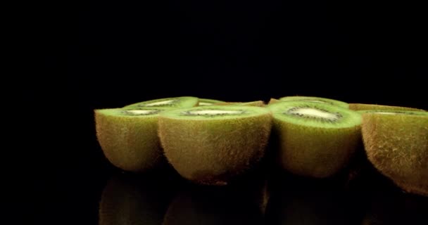 Sappige verse kiwi fruit gesneden in de helft super macro van hoge kwaliteit close-up shoot — Stockvideo