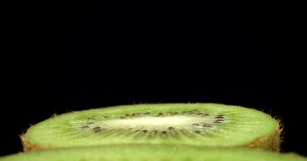 Saftige frische Kiwi-Früchte in der Hälfte geschnitten Super Makro hochwertige Nahaufnahme Trieb — Stockvideo