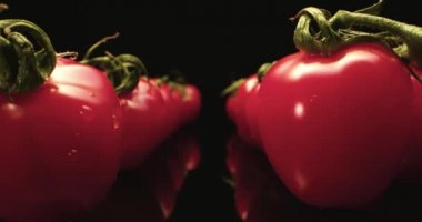 Taze kırmızı domates, merkez süper makro yakın plan, koyu arka plan, benzersiz yüksek çözünürlüklü 4k çekim.
