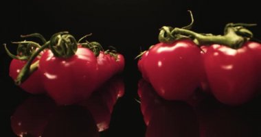 Taze kırmızı domates, merkez süper makro yakın plan, koyu arka plan, benzersiz yüksek çözünürlüklü 4k çekim.