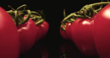 Taze kırmızı domates, merkez süper makro yakın plan, koyu arka plan, benzersiz yüksek çözünürlüklü 4k çekim.