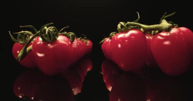 Taze kırmızı domates, merkez süper makro yakın plan, koyu arka plan, benzersiz yüksek çözünürlüklü 4k çekim.