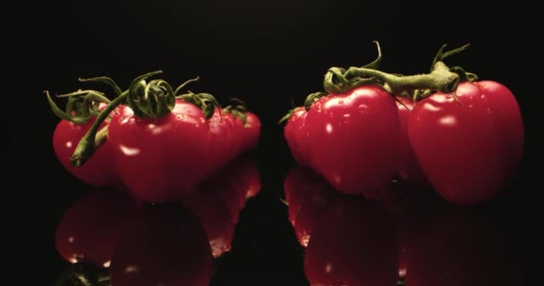 Fresco rosso cocktail pomodori HQ super macro primo piano con sfondo scuro unico ad alta risoluzione 4k sparare volare sopra — Video Stock