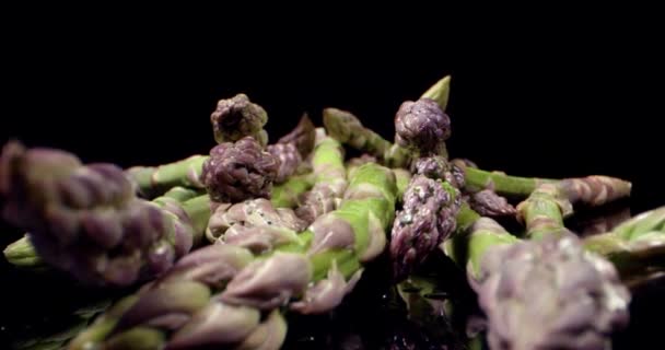 Φρέσκα σπαράγγια πράσινα μακριά λαχανικά σούπερ μακροεντολή από κοντά — Αρχείο Βίντεο