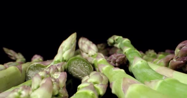 Frescos espárragos verdes vegetales largos super macro de cerca — Vídeos de Stock