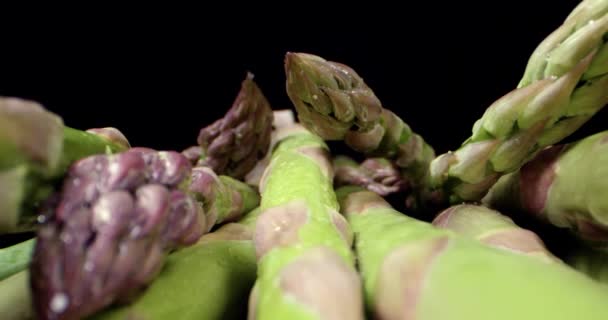 Φρέσκα σπαράγγια πράσινα μακριά λαχανικά σούπερ μακροεντολή από κοντά — Αρχείο Βίντεο
