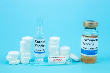 Coronavirus aşısı testi. İçinde ilaç, hap, şırınga, termometre ve maske olan şişeler. Mevsimsel grip ve nezle için bir tedavi. Covid-19 'un tedavisi için