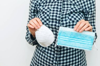 Kız beyaz arka planda reperitor takıyor. Koronavirüse karşı koruyucu ilaçlar. COVID 2019 Salgını.