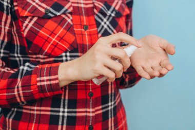 Kadınların elleri ellerini mikroplardan arındırmak için dezenfektan kullanır. Covid-2019 salgınında hijyen kuralı. Spreyli el dezenfeksiyonu. Koronavirüs salgını.