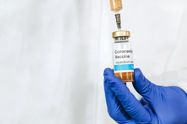 Medical Laboratory Worker Picks Vaccine Syringe Cartesfrom Covid 2019 Pandemic — Stock Photo, Image