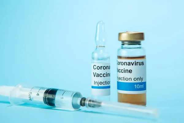 Coronavirus aşısı / Corona virüs aşısı konsepti şırıngayla. Aşı Coronavirus 'a karşı savaş kavramı.