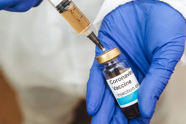 Medical Laboratory Worker Picks Vaccine Syringe Cartesfrom Covid 2019 Pandemic — Stock Photo, Image