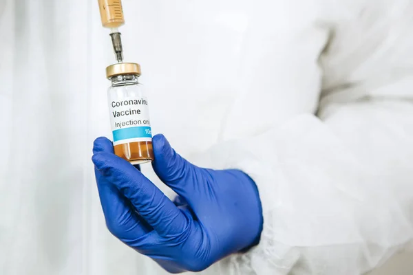 Medical Laboratory Worker Picks Vaccine Syringe Cartesfrom Covid 2019 Pandemic — Stock Photo, Image