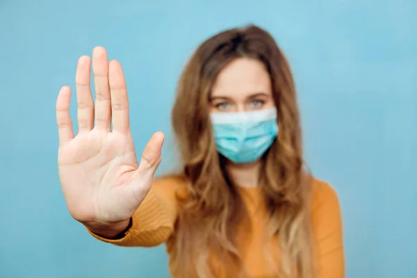 Una Ragazza Con Una Maschera Medica Sfondo Blu Che Mostra — Foto Stock