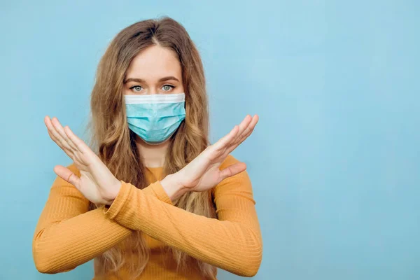 Una Ragazza Con Una Maschera Medica Sfondo Blu Che Mostra — Foto Stock