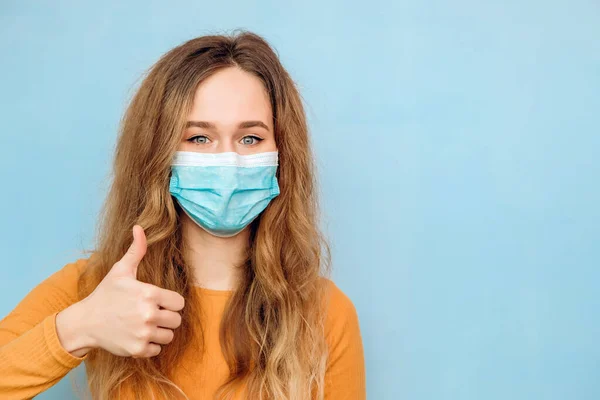 Giovane Ragazza Con Una Maschera Medica Uno Sfondo Blu Che — Foto Stock