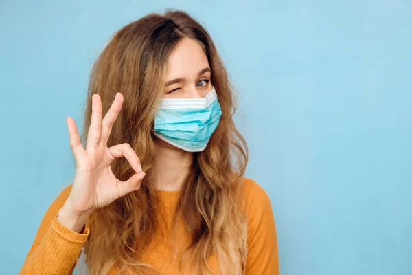 Giovane Ragazza Con Una Maschera Medica Uno Sfondo Blu Che — Foto Stock