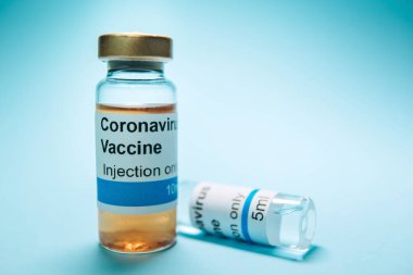 Coronavirus aşısı / Corona virüs aşısı konsepti şırıngayla. Aşı Coronavirus 'a karşı savaş kavramı.