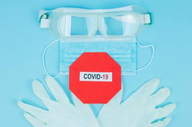 Koronavirüs salgını. Grip hastalıklarına karşı korunmak için antiviral tıbbi maske. Cerrahi maske. COVID orta doğu solunum sendromu koronavirüsü. Corona virüsü hastalığı 2019, COVID-19. Evde kal.