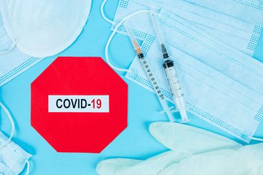 Koronavirüs salgını. Grip hastalıklarına karşı korunmak için antiviral tıbbi maske. Cerrahi maske. COVID orta doğu solunum sendromu koronavirüsü. Corona virüsü hastalığı 2019, COVID-19. Evde kal.